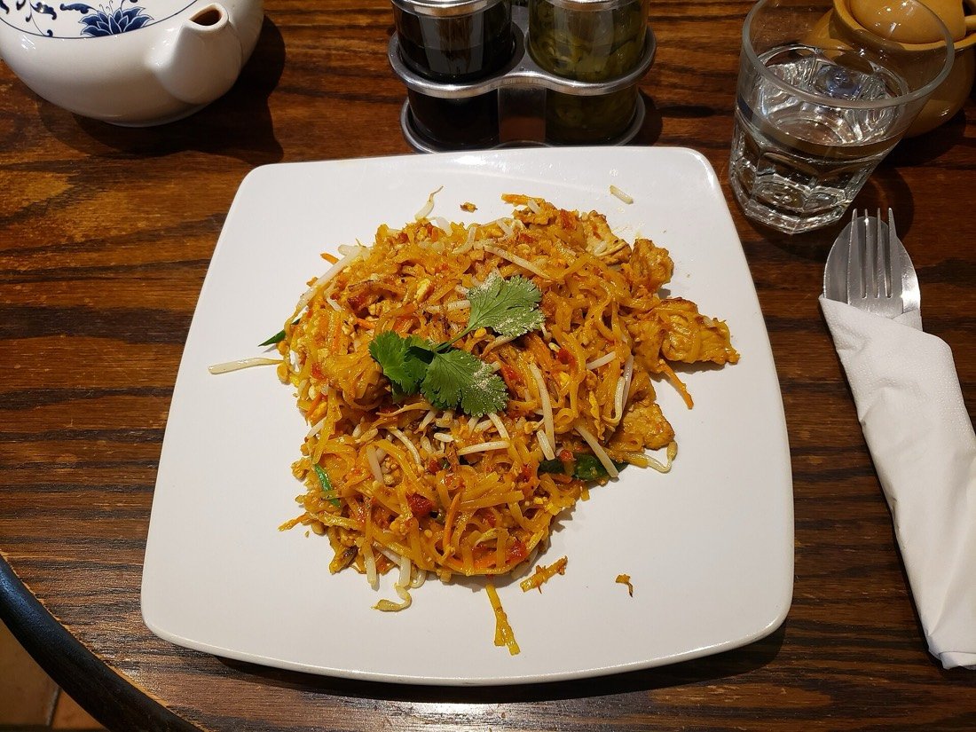 Pad thaï au porc, plat de nouilles sautées