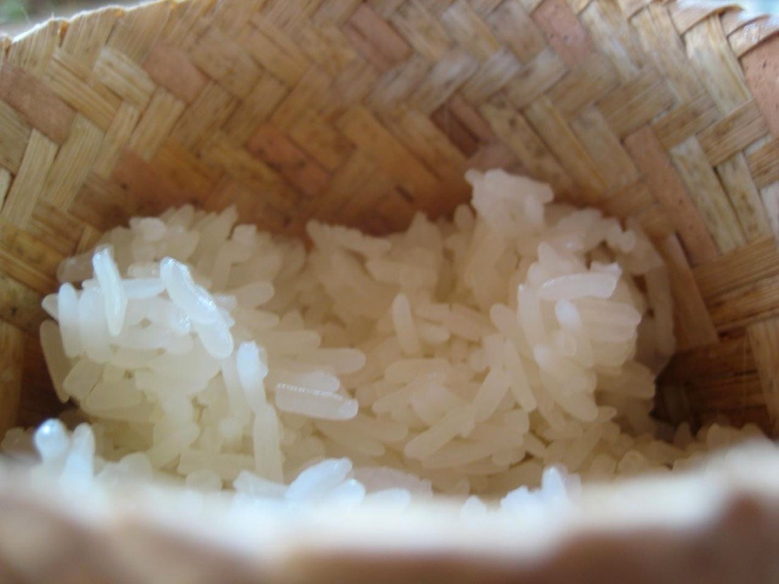 Riz gluant lao servi dans un panier en bambou
